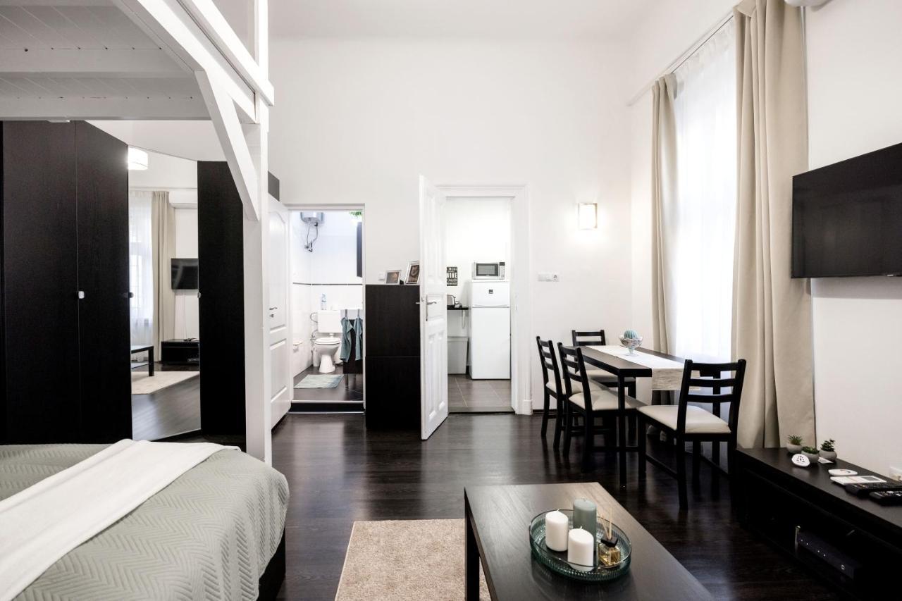 Charming Downtown Hideaway Steps From New York Cafe! Apartment Budapest Ngoại thất bức ảnh