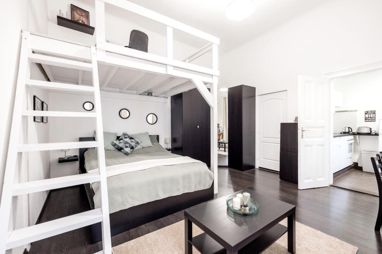 Charming Downtown Hideaway Steps From New York Cafe! Apartment Budapest Ngoại thất bức ảnh