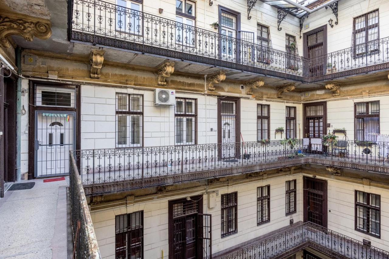 Charming Downtown Hideaway Steps From New York Cafe! Apartment Budapest Ngoại thất bức ảnh